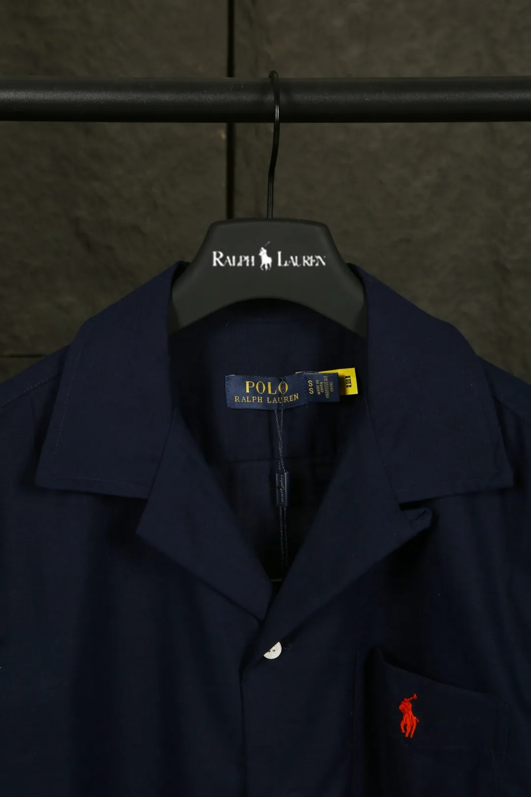 P230 Actual photo [High-end quality] Style number: 25055# Color: Navy blue/off-white/ice blue/light pink/chicken yellow/khaki Size: S to XL - Ralph Lauren/Ralph Lauren 25SS Summer popular high-quality old money style Cuban collar pocket style short-sleeved linen couple shirt - ingeniously restored 95% cotton blended bamboo linen, pre-washed, tight and soft texture ✅ - 100% restored workmanship Complete professional shirt with embedded clips in bifurcated sleeves, top button earrings ✅ - Custom dyed original pearlescent white buttons with different sizes ✅ - Special shaped chiffon foil inside the collar door tube, which is not easy to deform and pull ✅ - Ralph Lauren/linen pocket style short-sleeved shirt. It is different from the classic style and has a niche style. It perfectly combines comfort and high-end. An indispensable piece in summer. It is both cool and textured. It is the king of ins style with every snap. It can be used for commuting and vacationing. There’s no pressure to switch between different styles, and the classics never go out of style.